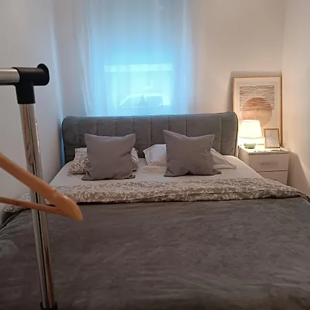 Ellena Apartamento *